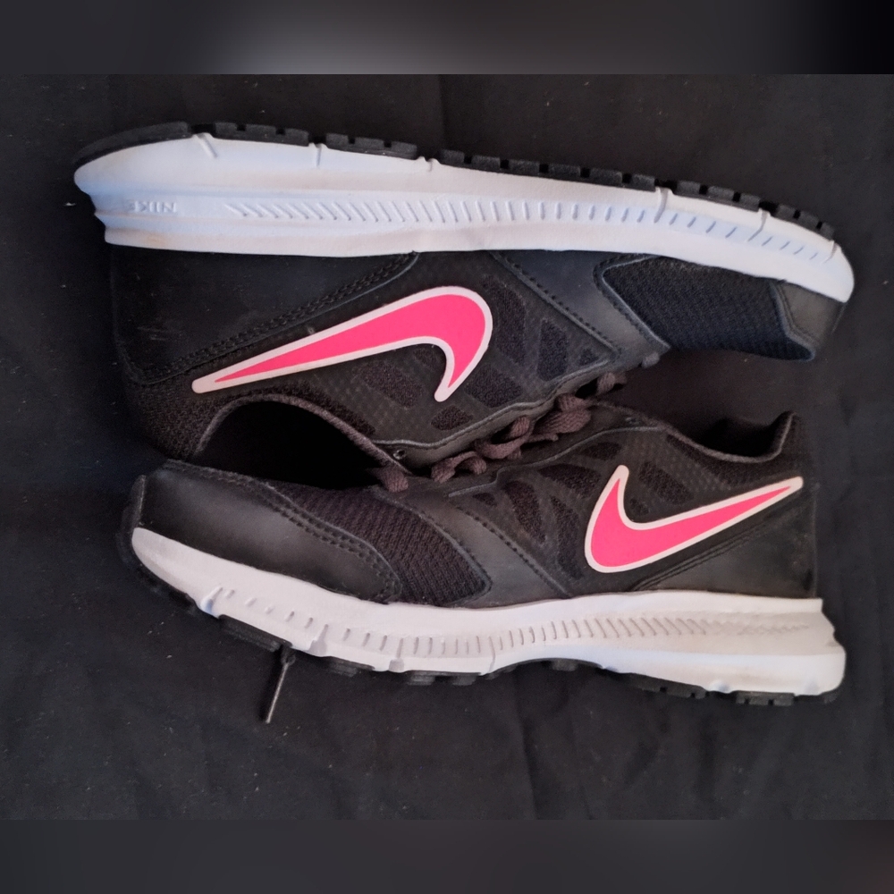 Nike Women's Black and Pink Athletic Shoes